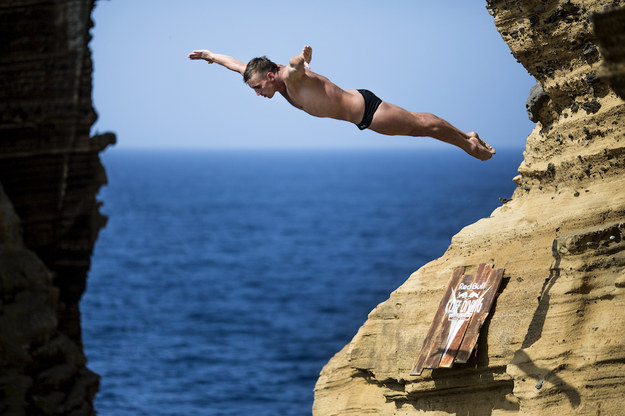 Competitors dive three times in a row. Each attempt is evaluated based on the take-off, number of somersaults and twists, positioning, and water entry.