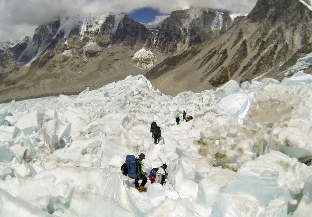 There's Too Much Human Poop On Mount Everest And It's Becoming A Health Hazard - BuzzFeed News