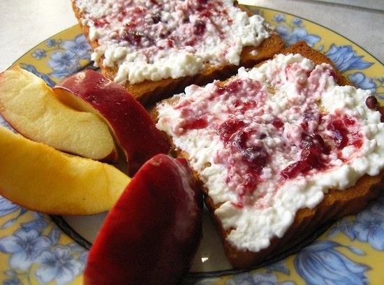 Cottage Cheese With Fruit and Toast