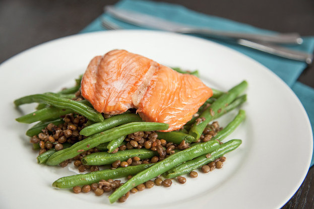 Simple Roasted Salmon with Green Beans and Lentils